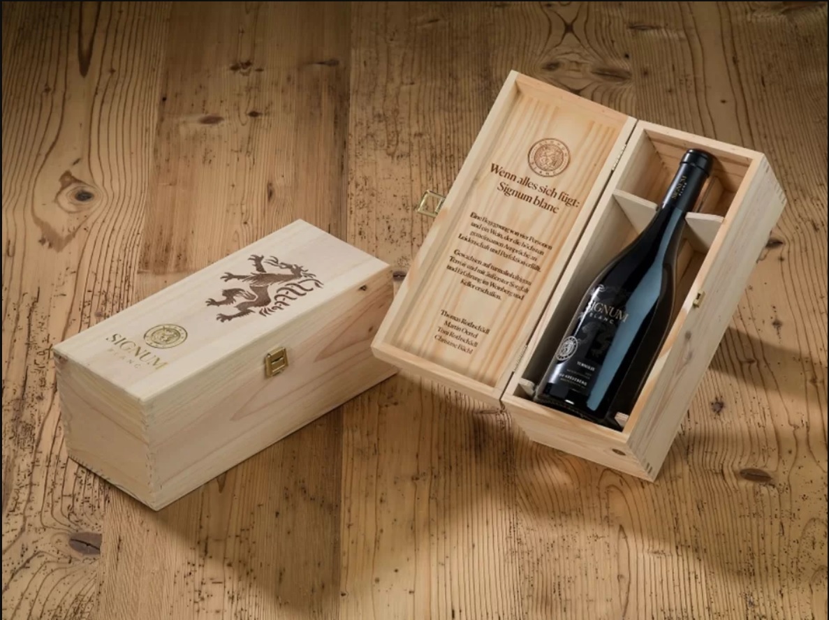 In khắc logo lên bề mặt túi đựng rượu, hộp rượu là hình thức quảng cáo hiệu quả